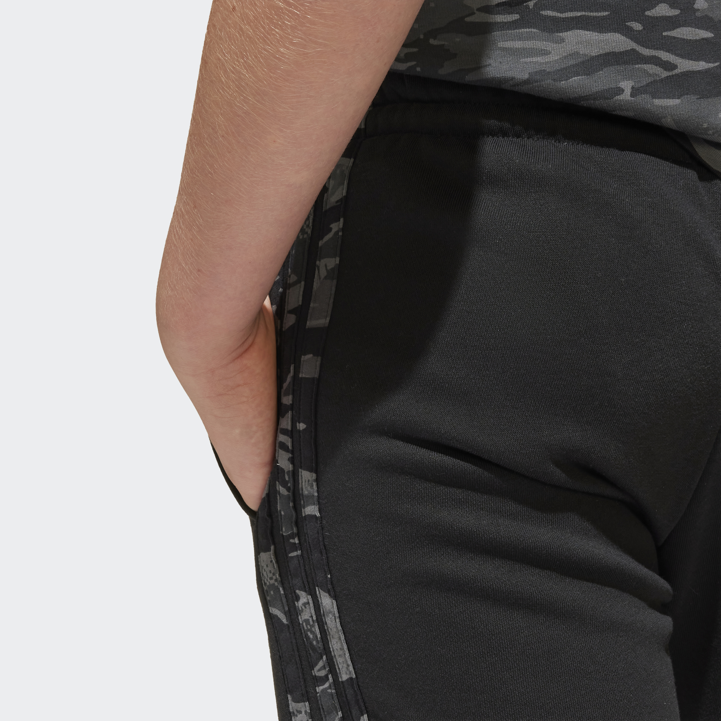 JC7498_7_APPAREL_On Model_Detail View 2_grey