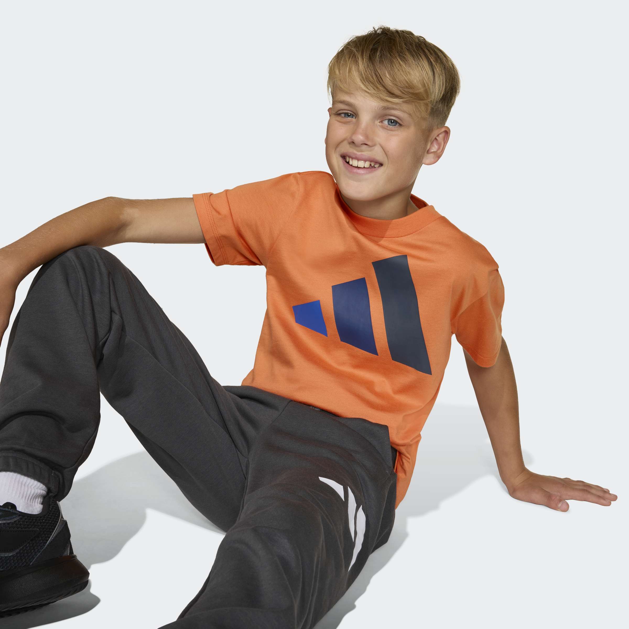 KD6049_5_APPAREL_On Model_Detail View 1_grey